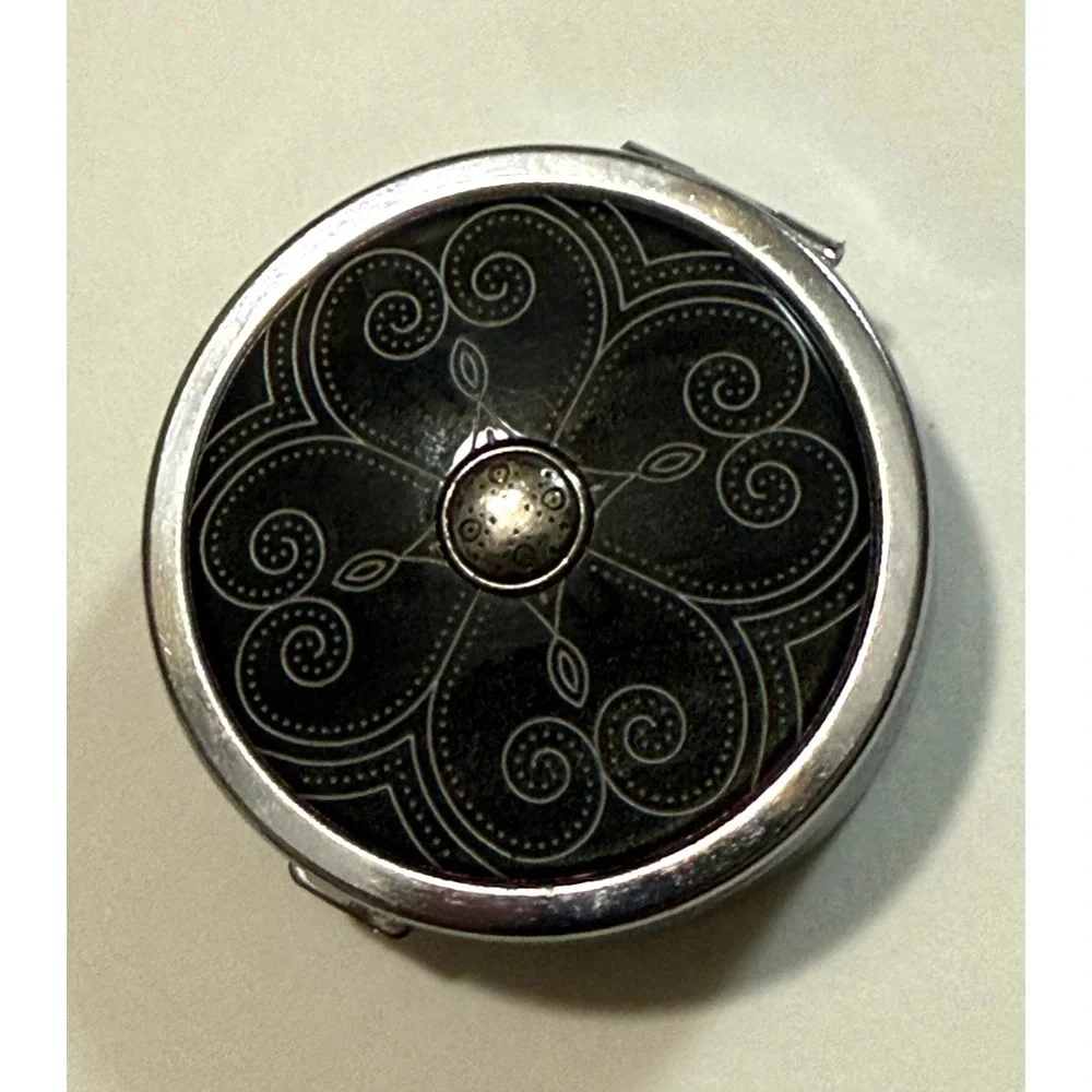 Beautiful Authentic‎ Brighton Black spiral heart push button round jewelry case